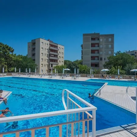 Beverly Con Piscina * ليدو أدريانو