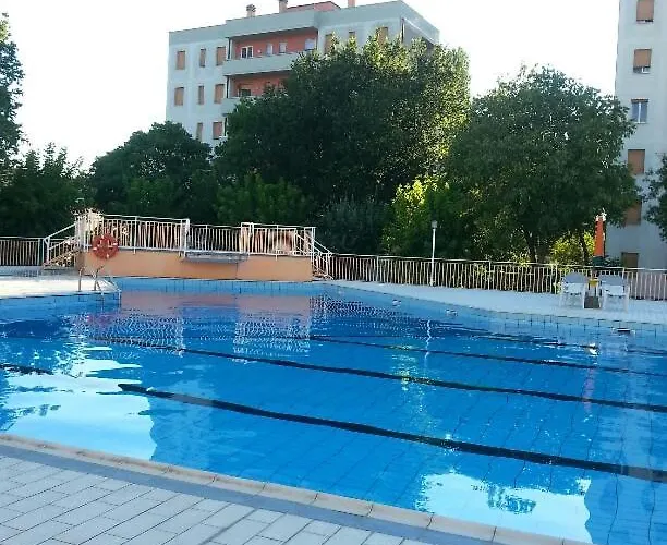 Beverly Con Piscina * ليدو أدريانو